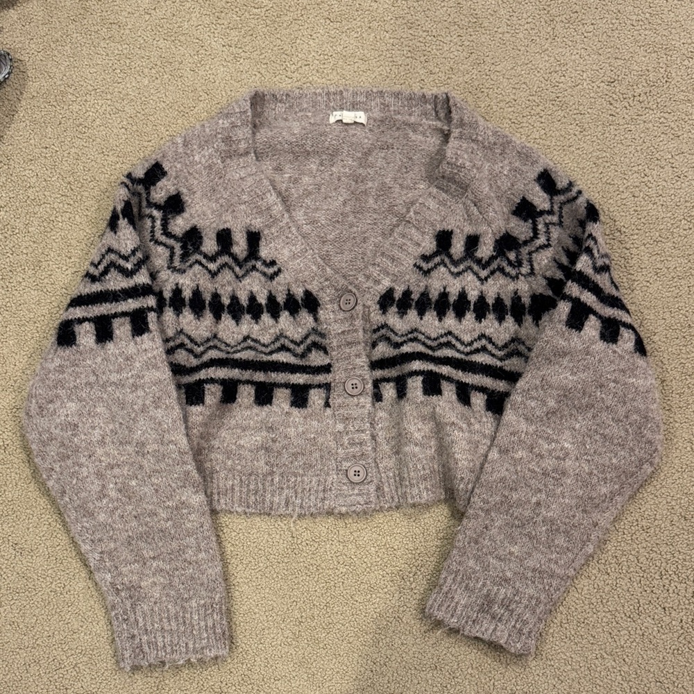 Promesa Cropped V-Neck Patterned Cardigan in Gray and Black